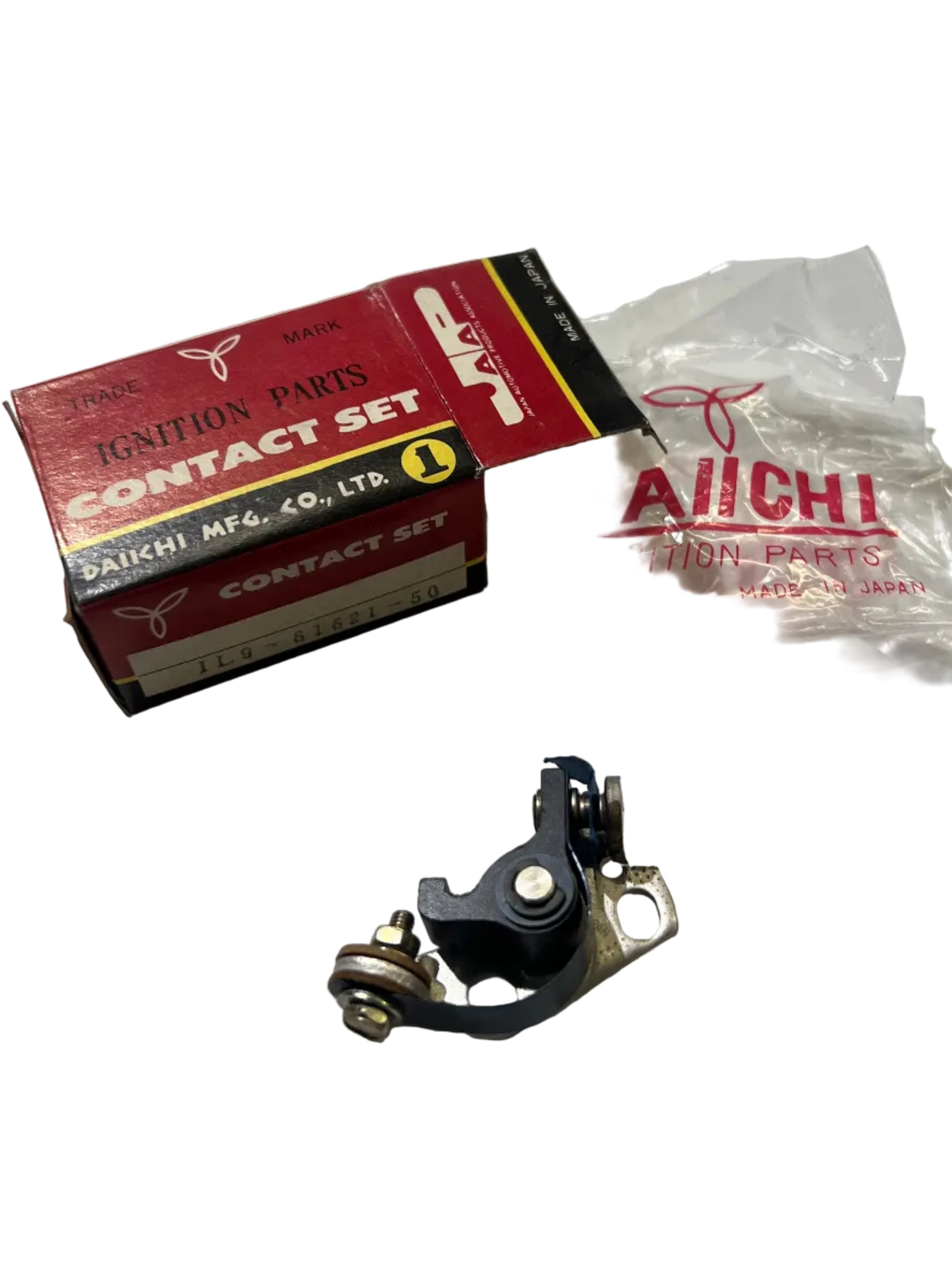 Allumage, rupteur, vis platinées Yamaha XS250/360/400. (513).      
Réf: 1L9-81621-50 (droit)