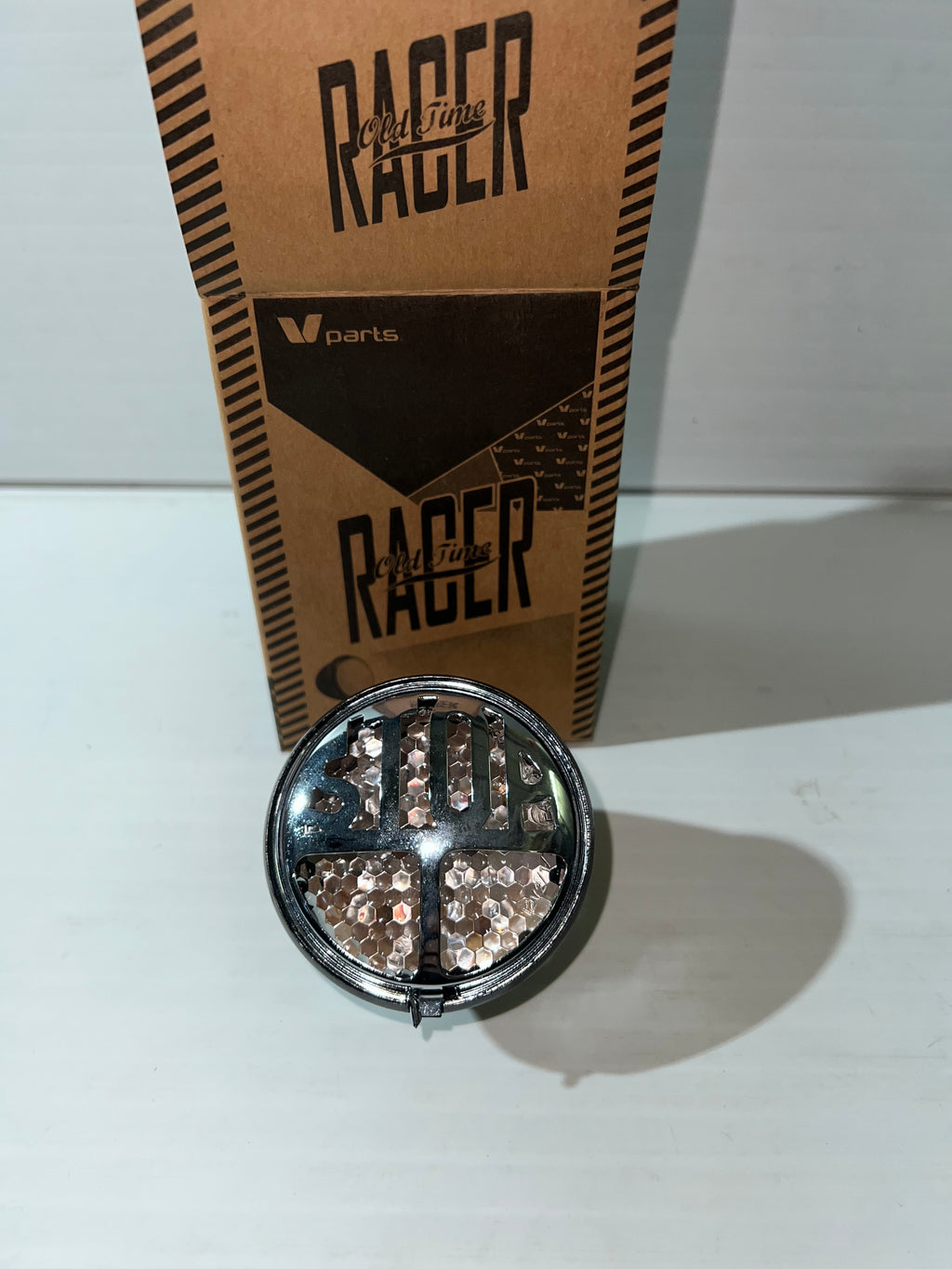 FEU ARRIÈRE STOP À LED - UNIVERSEL - NOIR, LENTILLE CLAIRE & GRILLE CHROMÉE