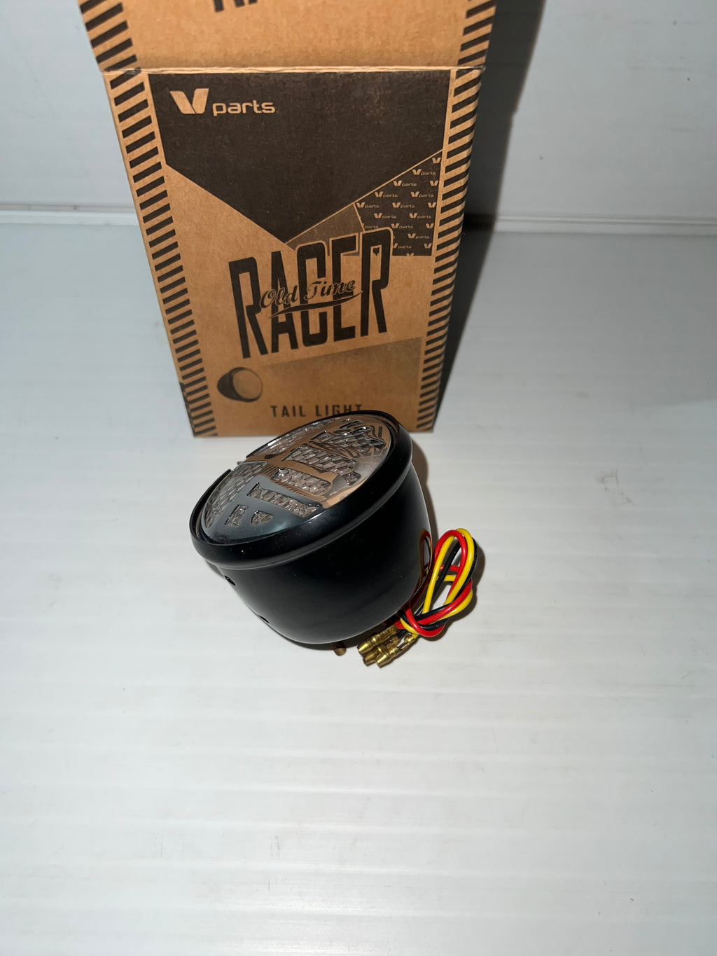 FEU ARRIÈRE STOP À LED - UNIVERSEL - NOIR, LENTILLE CLAIRE & GRILLE CHROMÉE