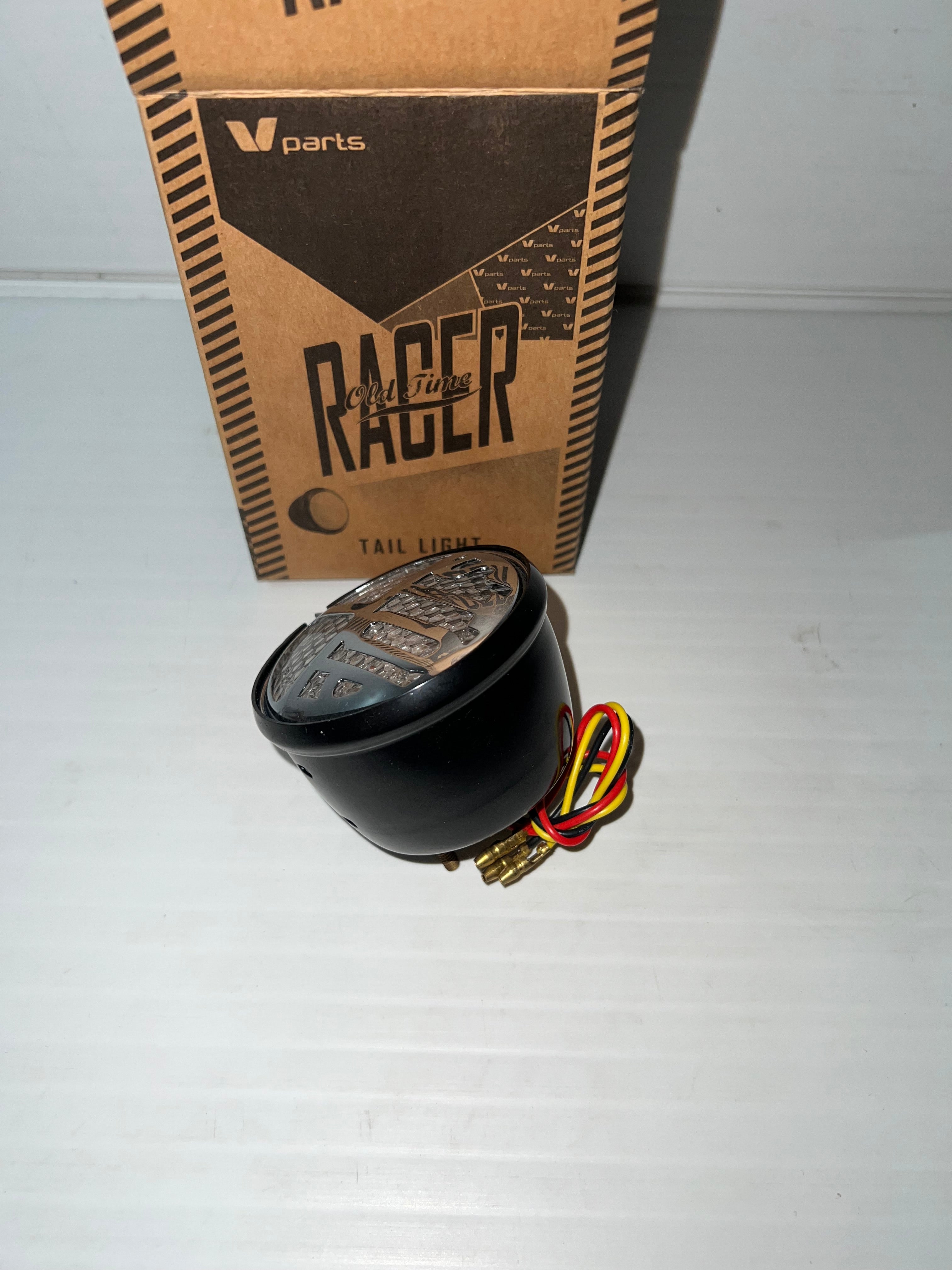 FEU ARRIÈRE STOP À LED - UNIVERSEL - NOIR, LENTILLE CLAIRE & GRILLE CHROMÉE