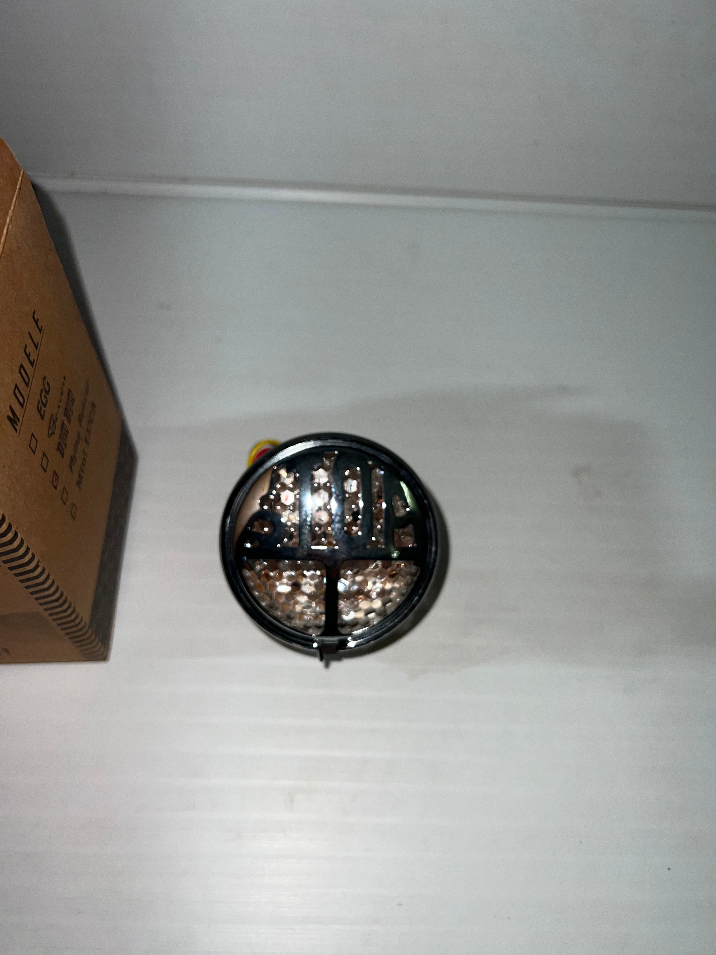 FEU ARRIÈRE STOP À LED - UNIVERSEL - NOIR, LENTILLE CLAIRE & GRILLE CHROMÉE