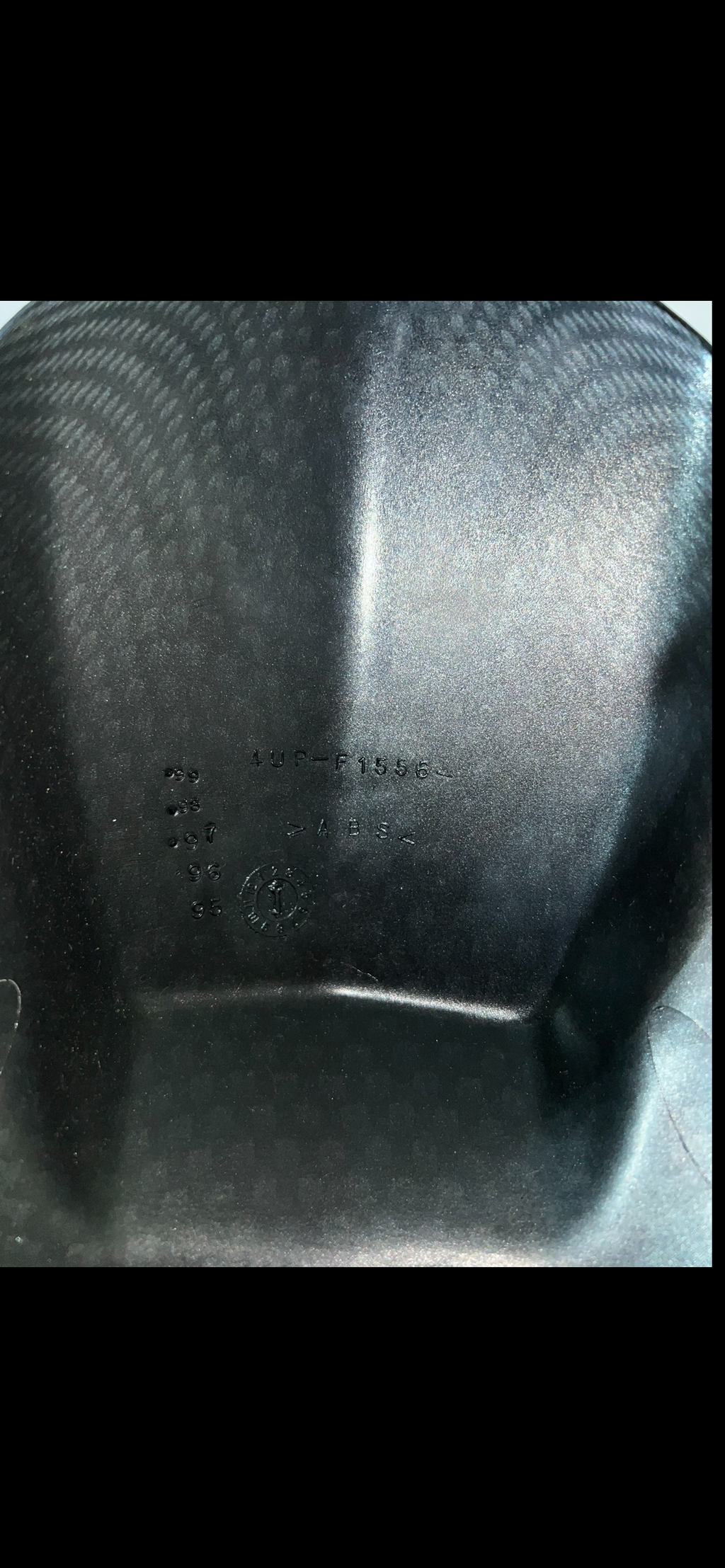 GARDE BOUE AVANT ORIGINE YAMAHA COULEUR CARBONE RÉFERENCE 4UP-F1556 POUR SCOOTER MBK BOOSTER ROCKET